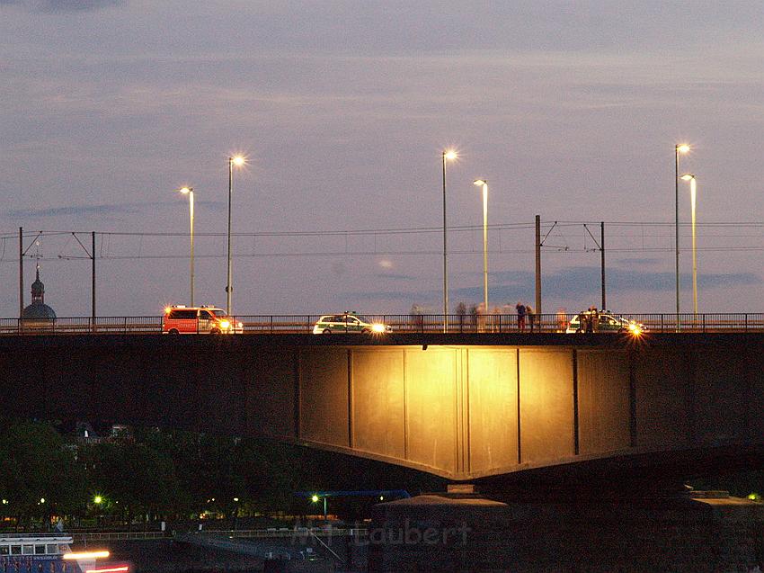 Lebensmueder mit Pistole Koeln Deutzer Bruecke P72.JPG